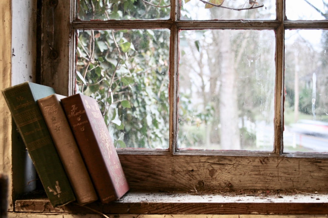Livres près d'une fenêtre