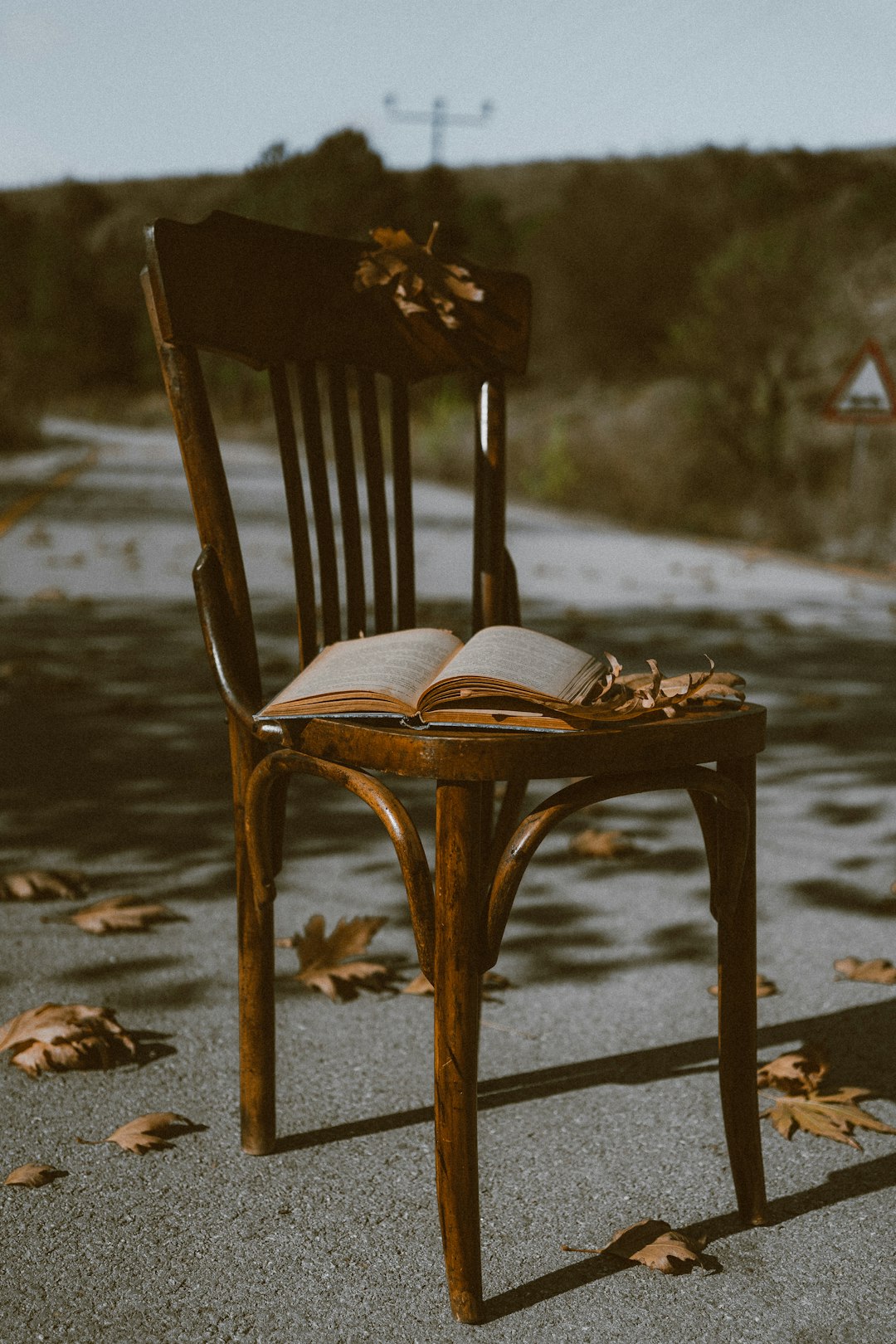 Livre ouvert sur une chaise ancienne